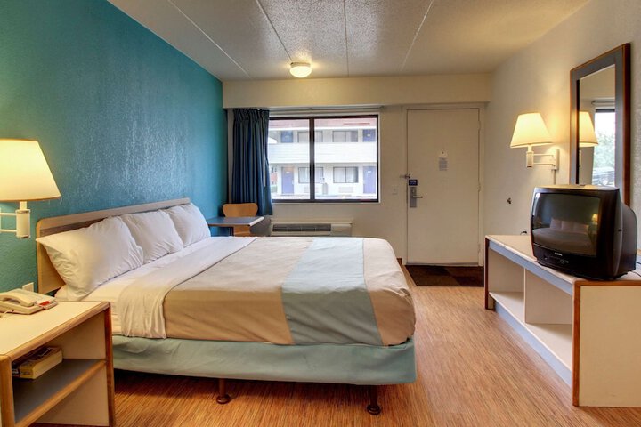 1 Queen Bed (2 of 3)