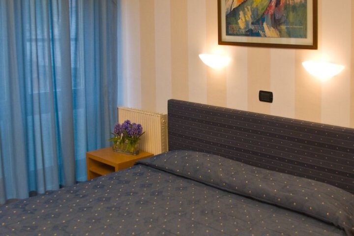 Room 4 of 34