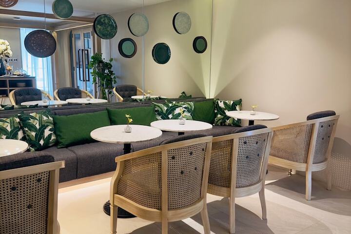 Lounge 63 of 68