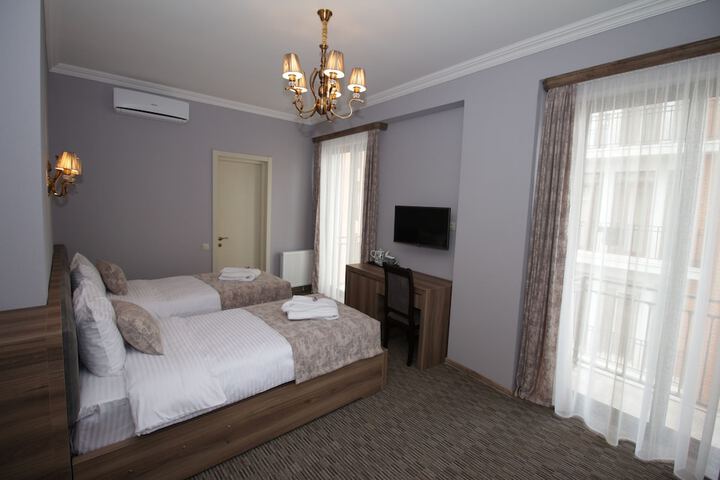Room 7 of 32