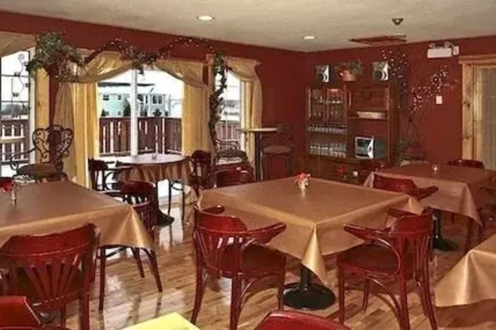 Dining 16 of 16