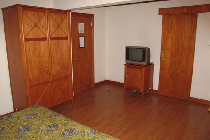 Room 10 of 37