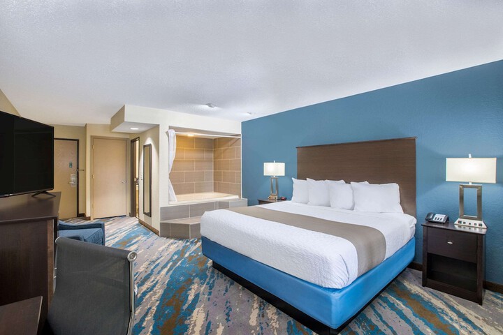 1 King Bed (3 of 8)