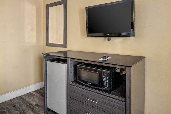 1 Queen Bed (2 of 9)