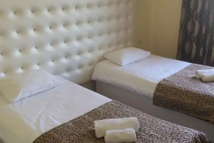 Room 4 of 8