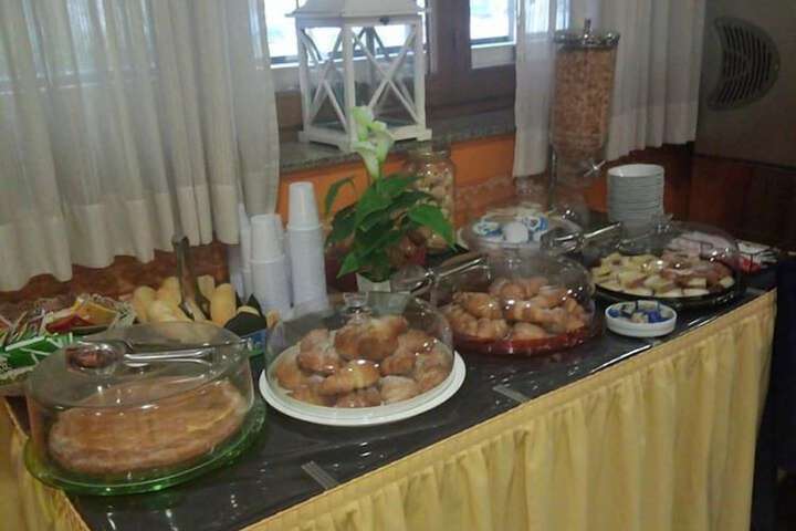 Dining 18 of 22
