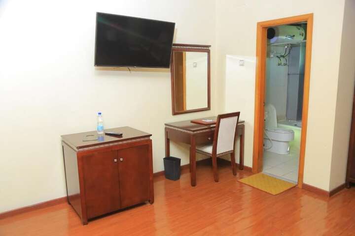 Room 6 of 13