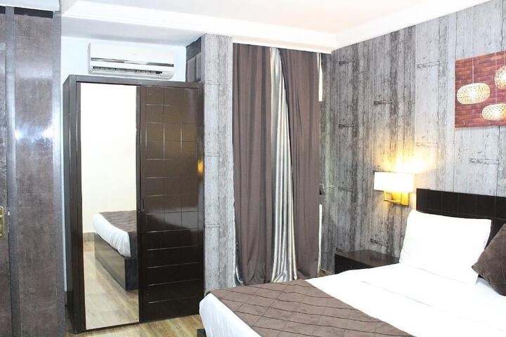 Room 16 of 38