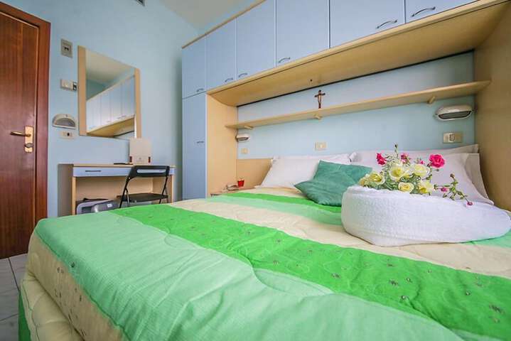 Room 4 of 16