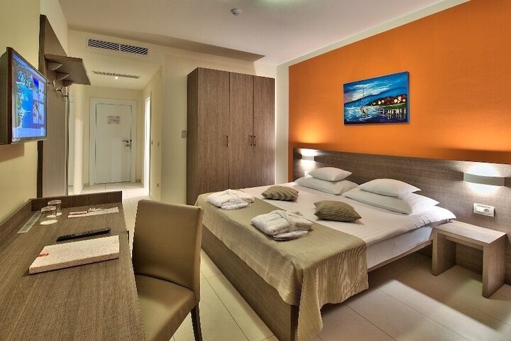 Room 13 of 104