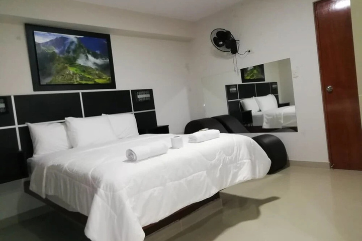 Room 5 of 9