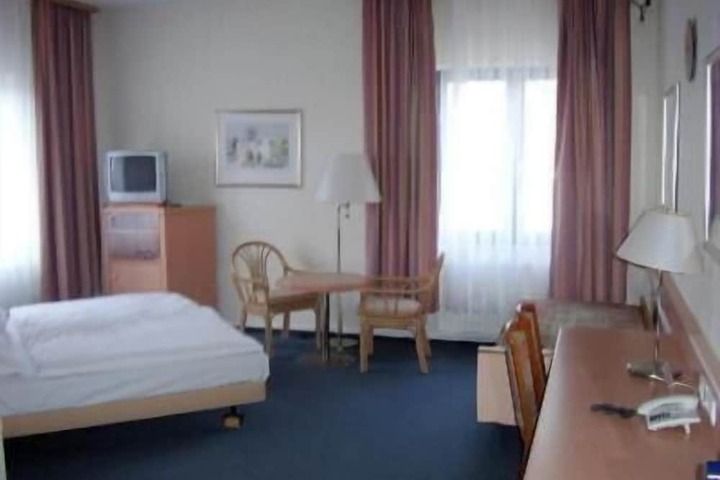 Room 13 of 34