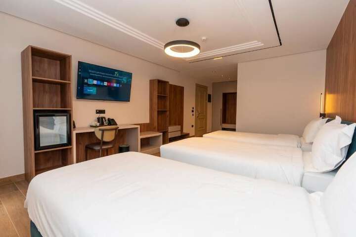 Room 30 of 77