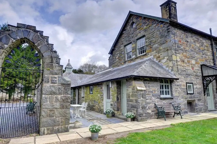 Luxurious Mansion in The Bothy With Private Terrace
