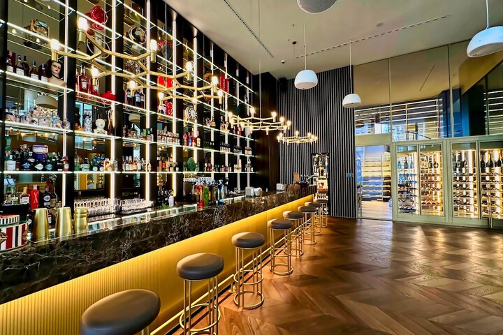 Lounge 87 of 106