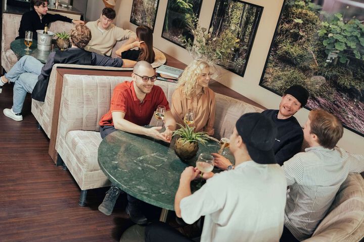 Lounge 84 of 95