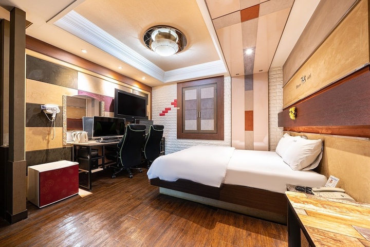 Room 3 of 11