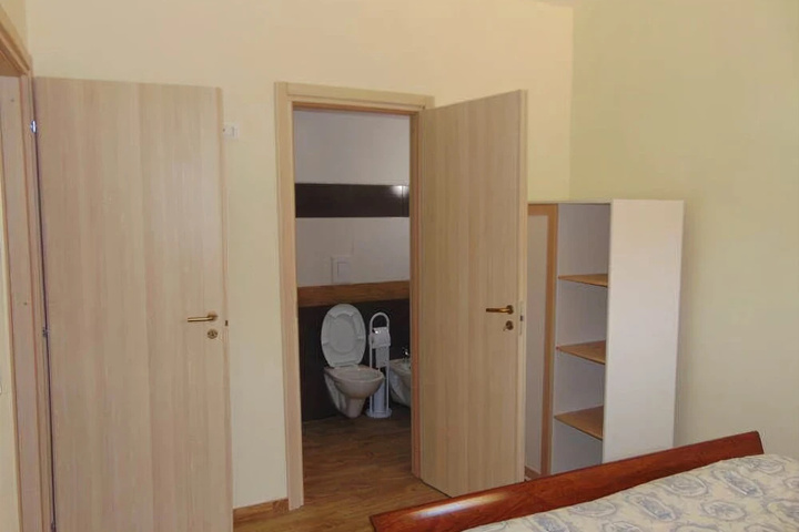 Room 6 of 15