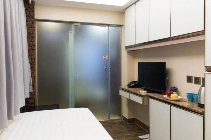 Room 10 of 37