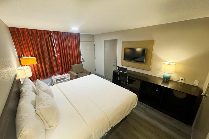 1 King Bed (1 of 19)