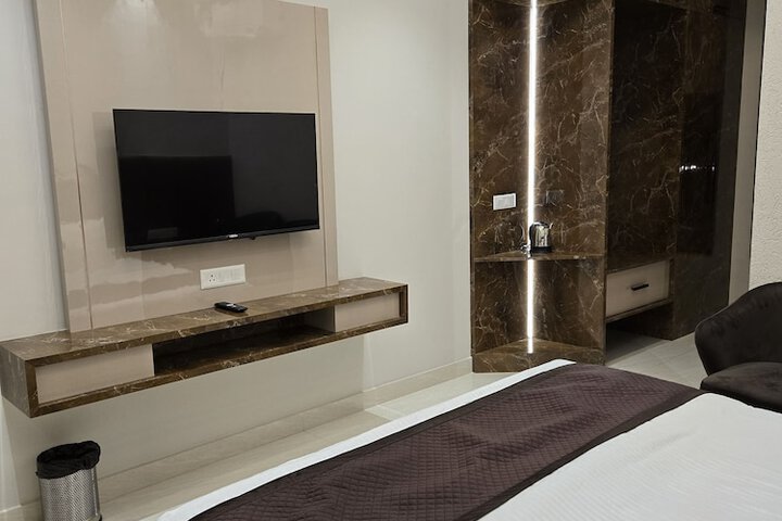 Room 5 of 10