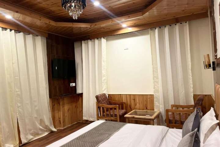 Room 4 of 12