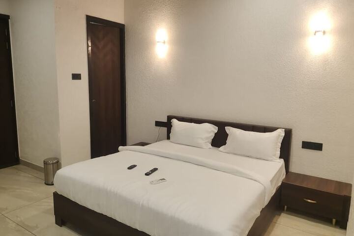 Room 4 of 8