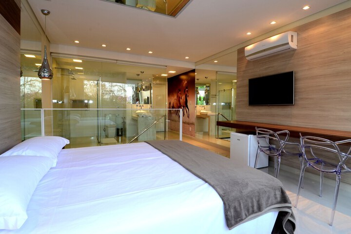 Room 11 of 37