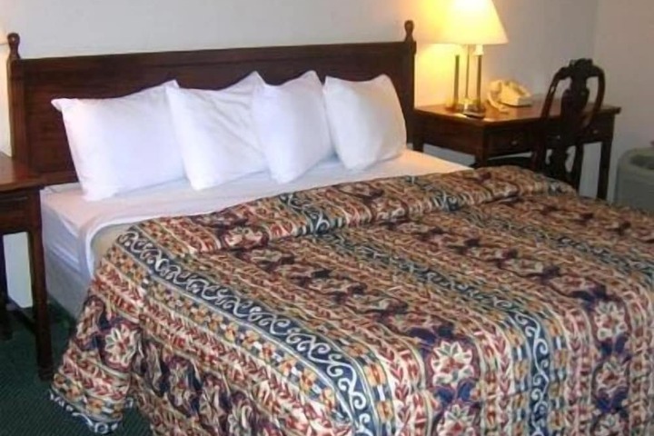 1 King Bed (5 of 7)