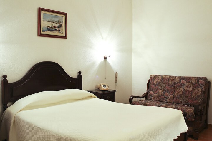 Room 8 of 34
