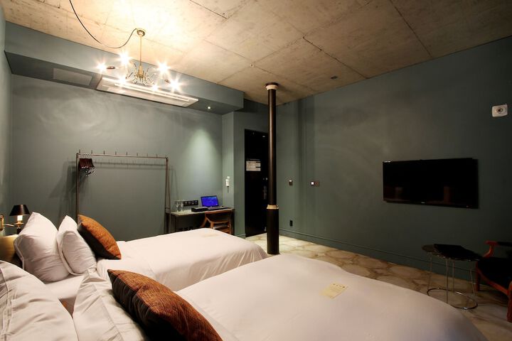 Room 5 of 141