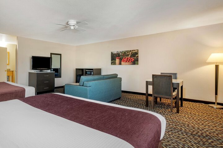 1 King Bed Bathtub Accessible (4 of 15)