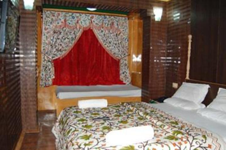 Room 4 of 5