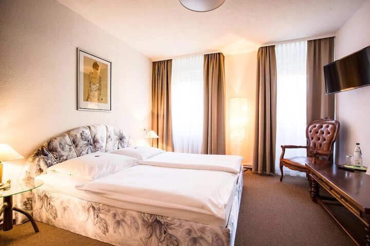 Room 10 of 25