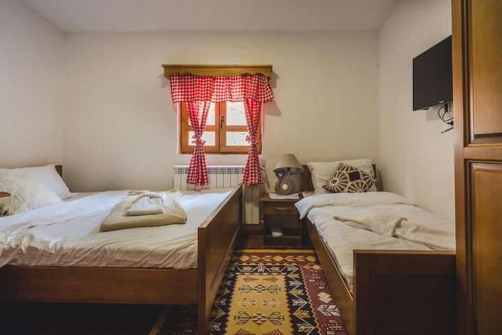 Room 4 of 129