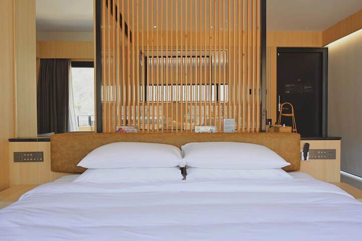 Room 27 of 176