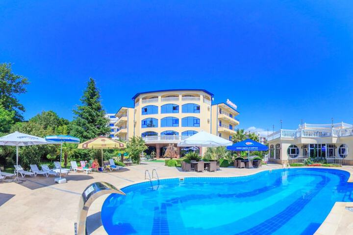 Hotel Pool