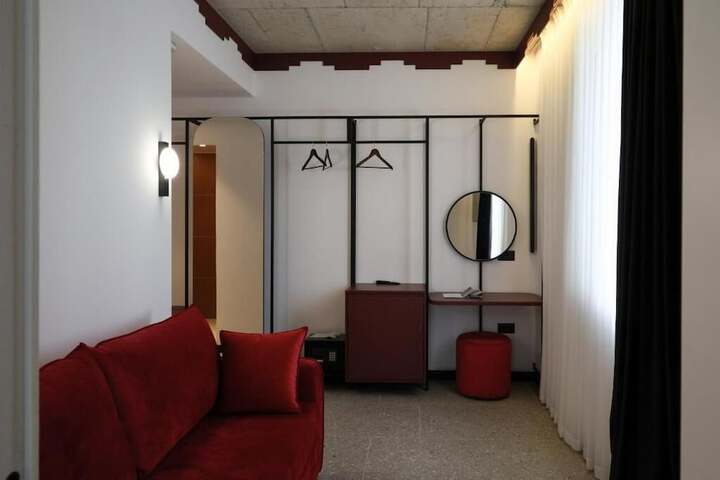 Room 8 of 40