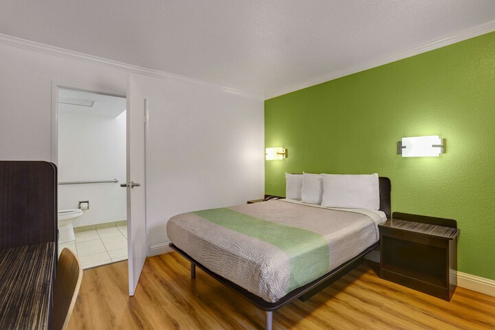 Room 10 of 27
