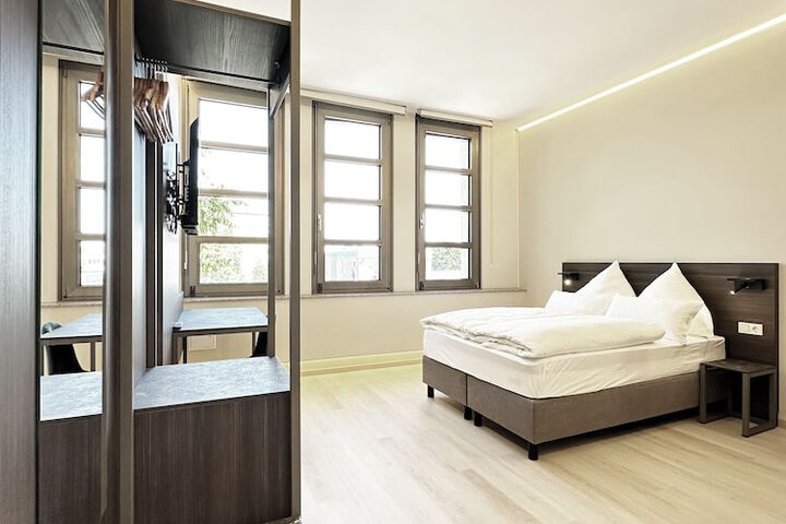 Room 9 of 75
