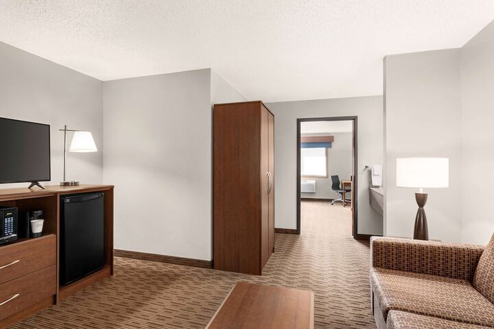 1 King Bed 1 Bedroom Business Suite Second Floor (14 of 17)