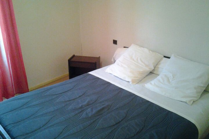 Room 5 of 12
