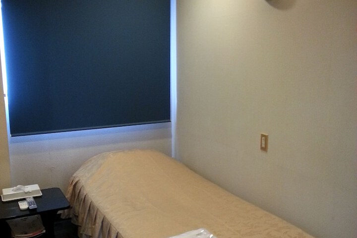 Room 5 of 107