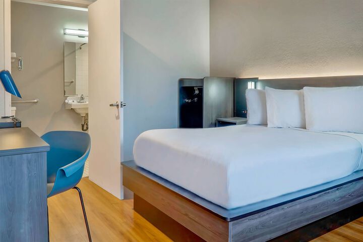 Deluxe Room 2 Double Beds Refrigerator (2 of 10)