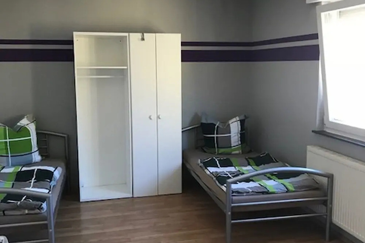 Room 2 of 10