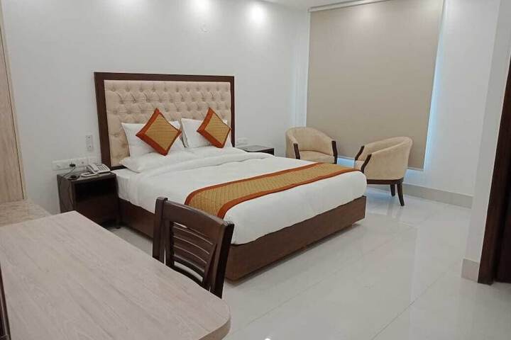 Room 5 of 16