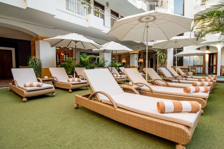 Hotel with Pool