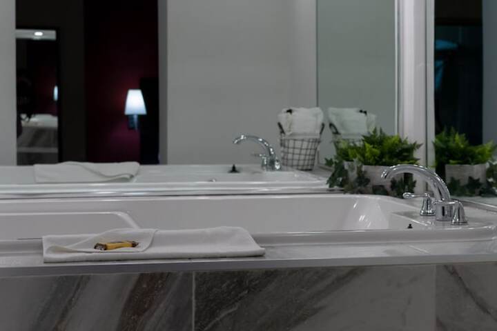 1 King Accessible Comm Assist Roll in Shower Microwave, Refrigerator WiFi Full Breakfast (4 of 25)