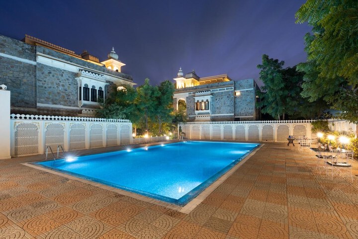 Hotel with Pool