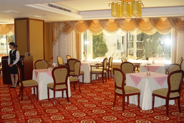 Dining 13 of 17